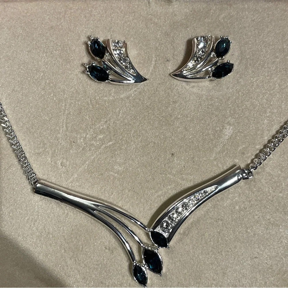 Vintage Vendome Marquise Rhinestone Necklace and Earrings in Original Box - Picture 3 of 13